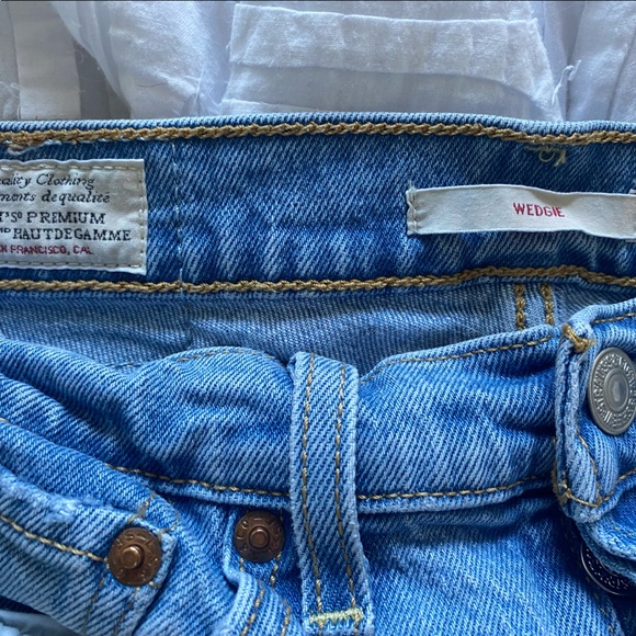 Levi’s Classic Wedgie Fit Ankle Jeans - Picture 5 of 8